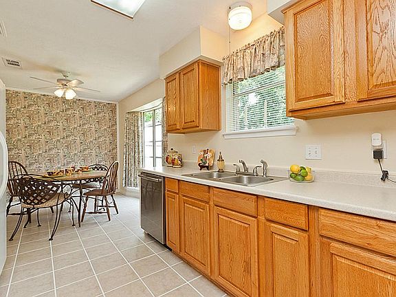 2nd image of 803 Lochmoor Ln