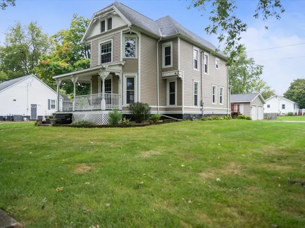 398 N Cherry St, El Paso, IL 61738