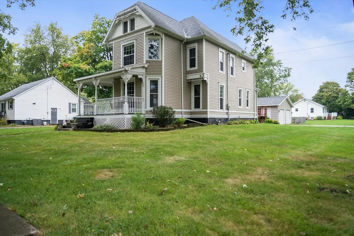 398 N Cherry St photo 1