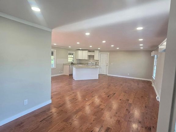 5th image of 881 Roberts Rd
