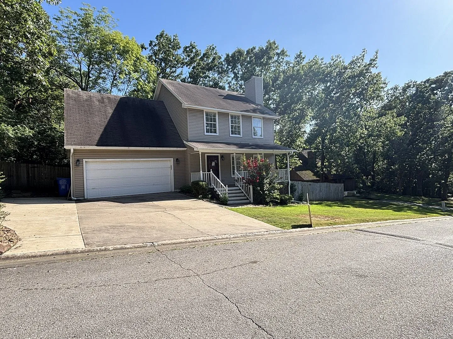 Beautiful 4BR Home with New LVP Flooring & Lawn Care Included Near The U of A! — Photo 4