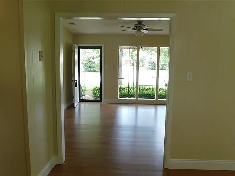 311 E Imperial Cir — Photo 3