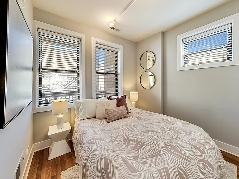 1952 W Byron St #6 — Photo 3