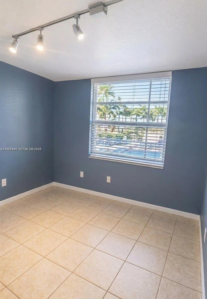 Half Moon Towers Condo — Photo 4