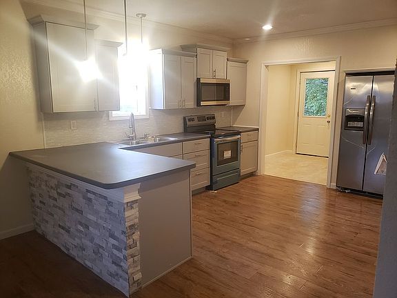 5th image of 915 Apple St