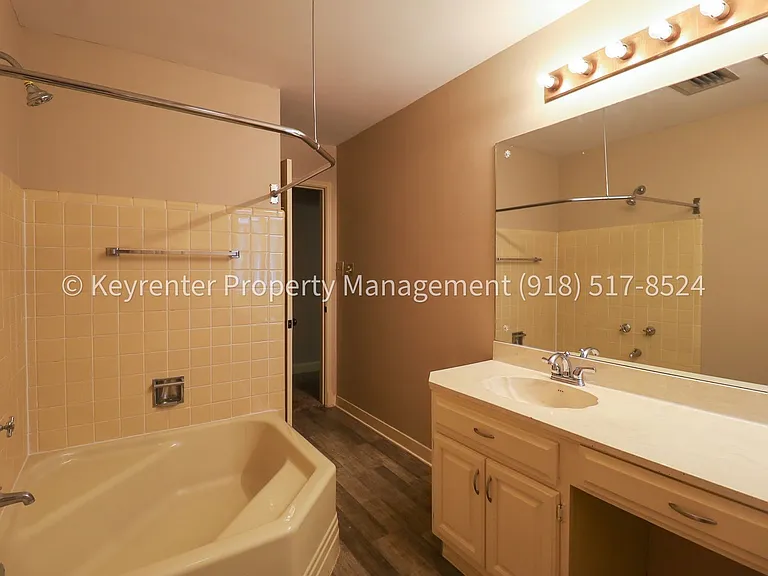 1426 E 32nd Pl — Photo 35