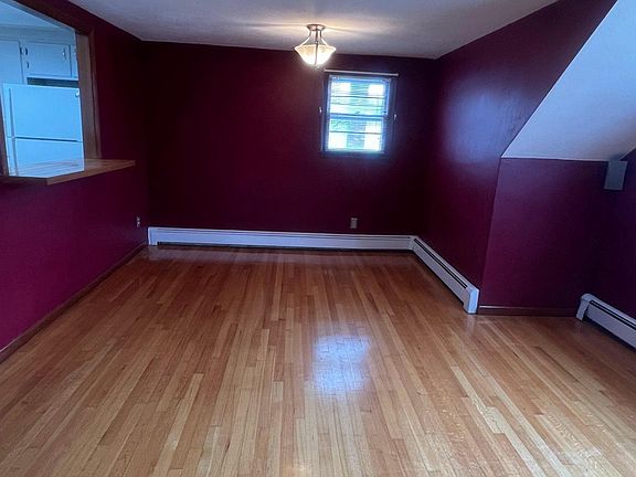 2nd image of 135 Cannon St Floor 2