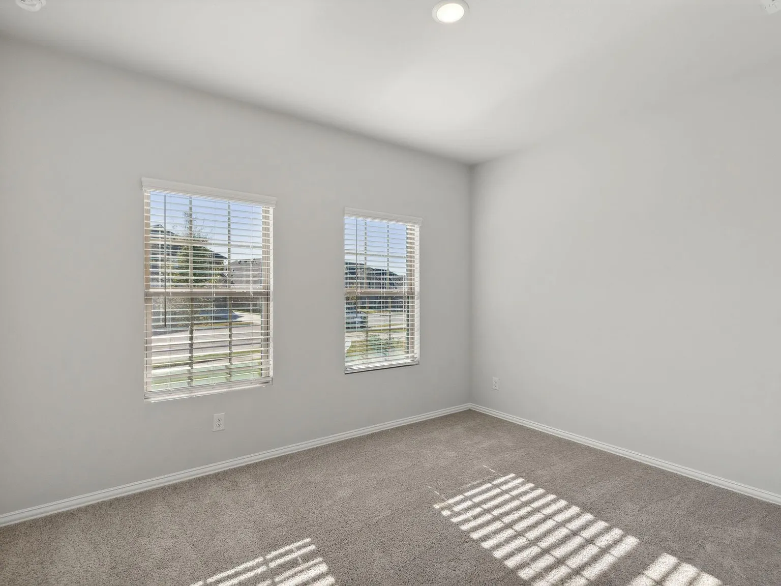 5 bed, 2484 sqft, $2,490 — Photo 2