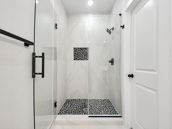 3rd image of 6722 Paris St