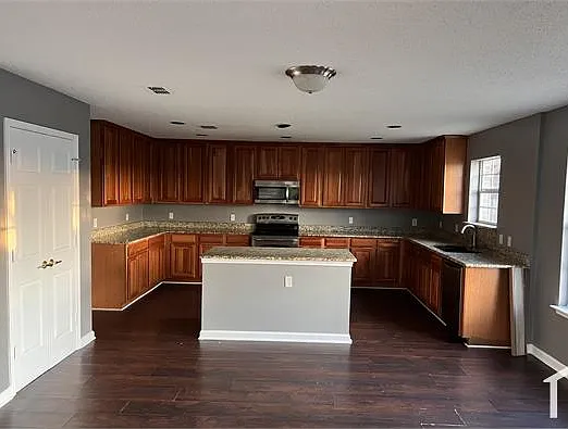 1676 Crown Point Dr — Photo 3