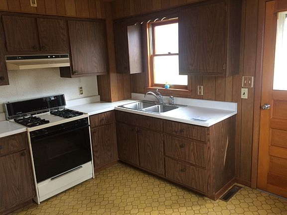 5th image of 115 Main St
