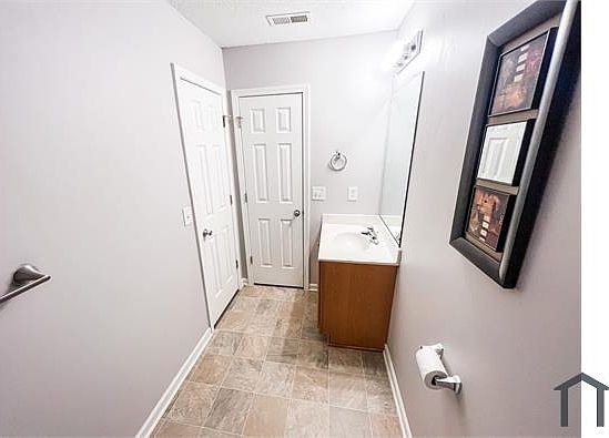 1st image of 115 Breezeway Ln