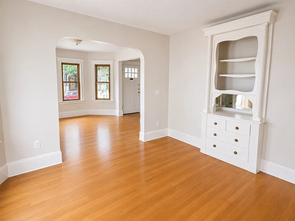 5 bed, 2.0 bath, 1700 sqft, $5,995 — Photo 4