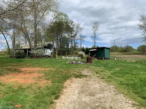 1015 Blossom View Rd, Ararat, VA 24053