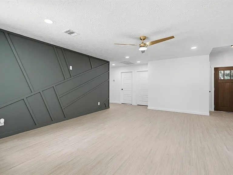 25402 Thistlewaite Ln — Photo 17