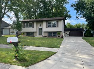 927 S Chase Dr, Crown Pt, IN 46307