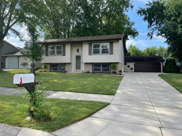 927 S Chase Dr, Crown Pt, IN 46307