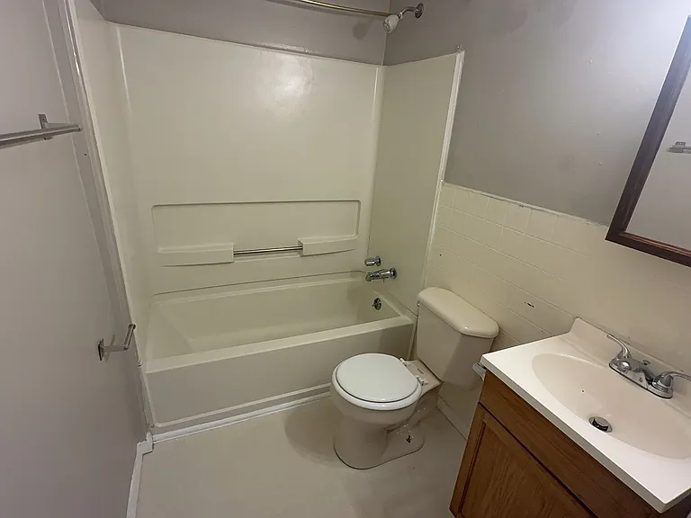 216 W Sylvania Ave — Photo 10