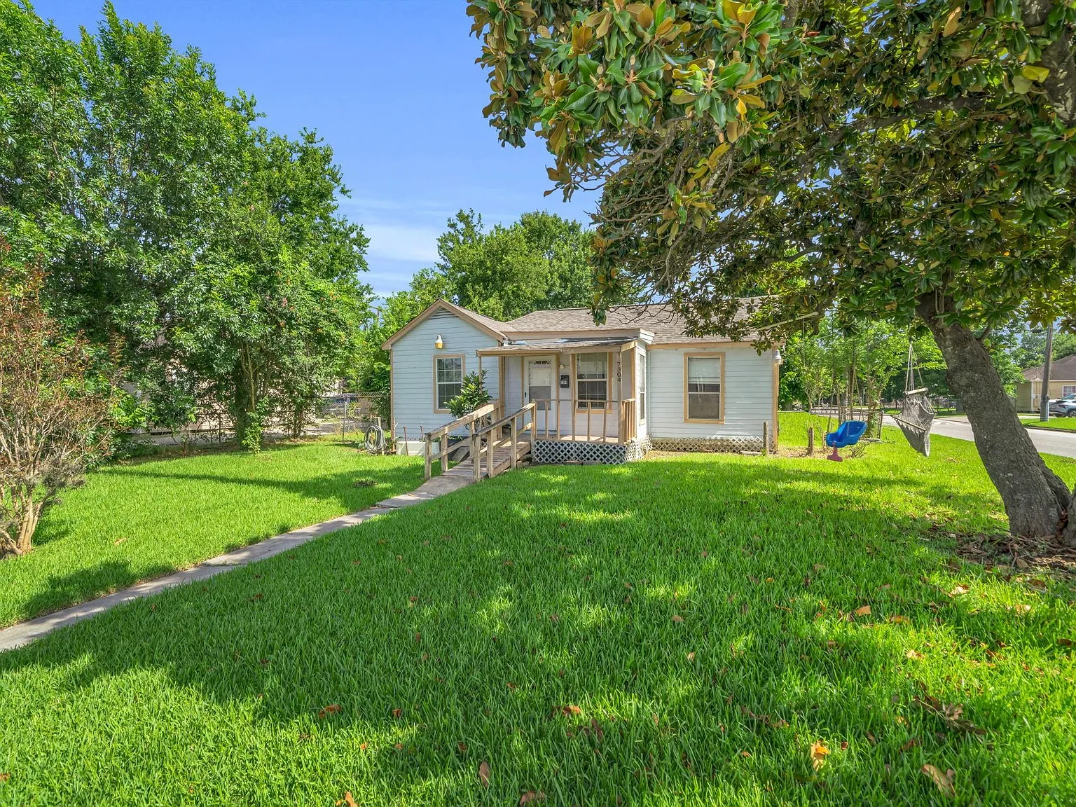 2 bed, 1.0 bath, 932 sqft, $1,200 — Photo 3