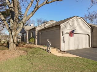 634 Shoreline Rd, Lake Barrington, IL 60010