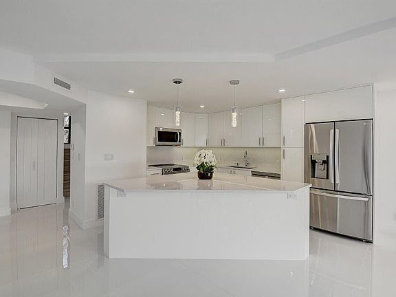 3rd image of 2006 Bridgewood Drive