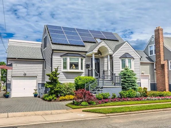 650 S 9th Street, Lindenhurst, NY 11757