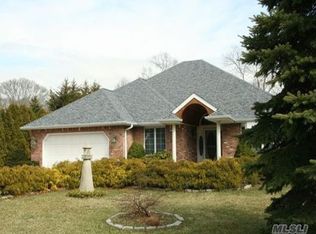 3 Westbury Rd, Hampton Bays, NY 11946