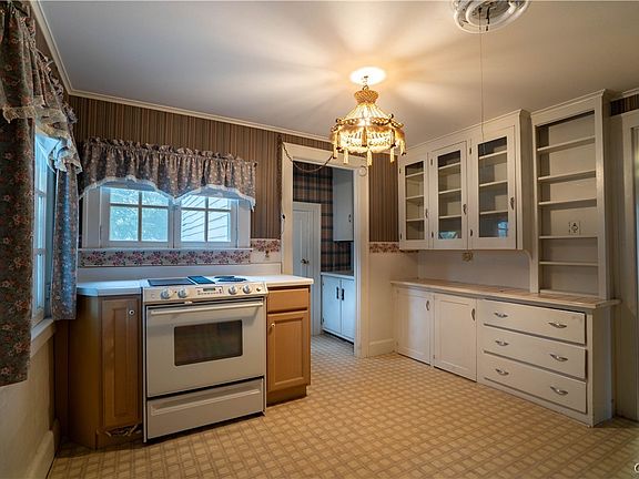 4th image of 31 W Main St