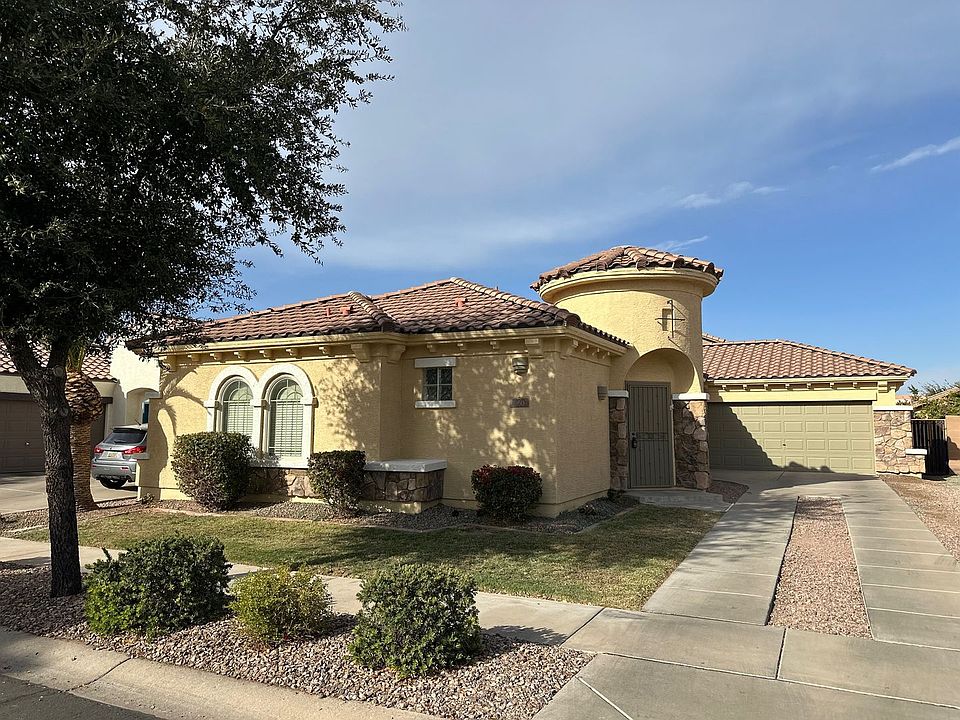 1st image of 960 E Bellerive Pl