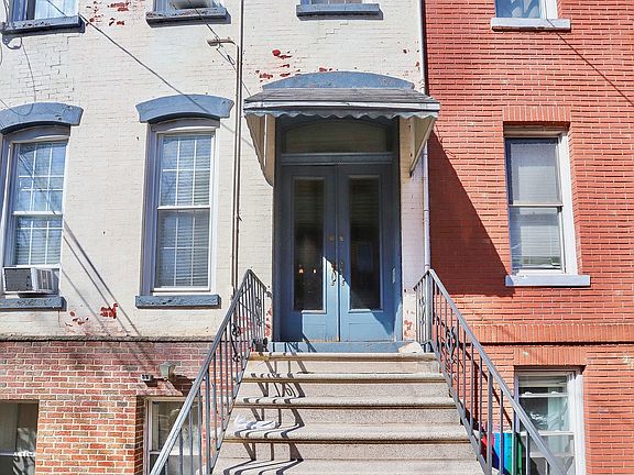 2nd image of 808 Garden St #G