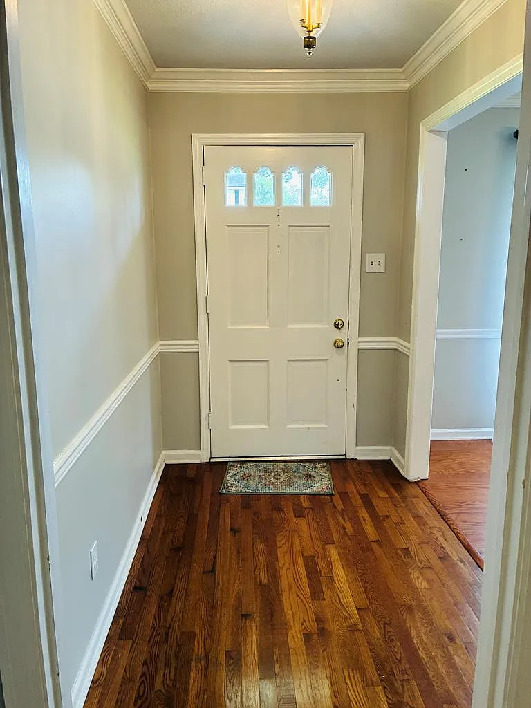 3 bed, 2.0 bath, 2317 sqft, $2,600 — Photo 2