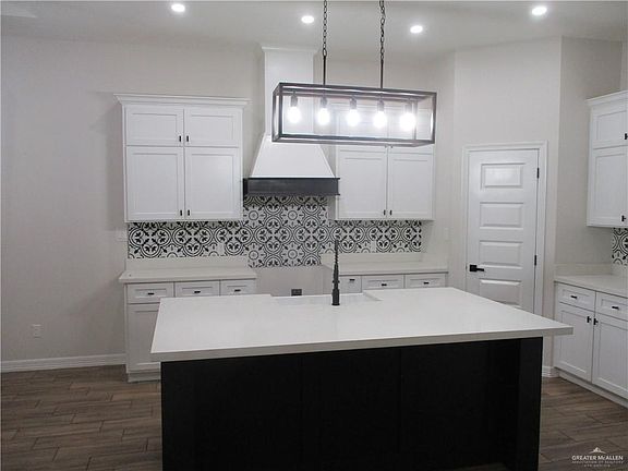 4th image of 1347 Deluxe St