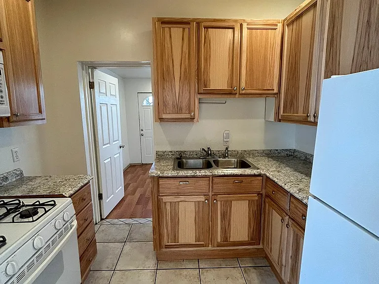 1050 E Ave — Photo 8