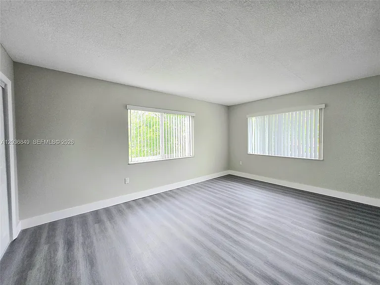 335 SW 20th St #6 — Photo 8