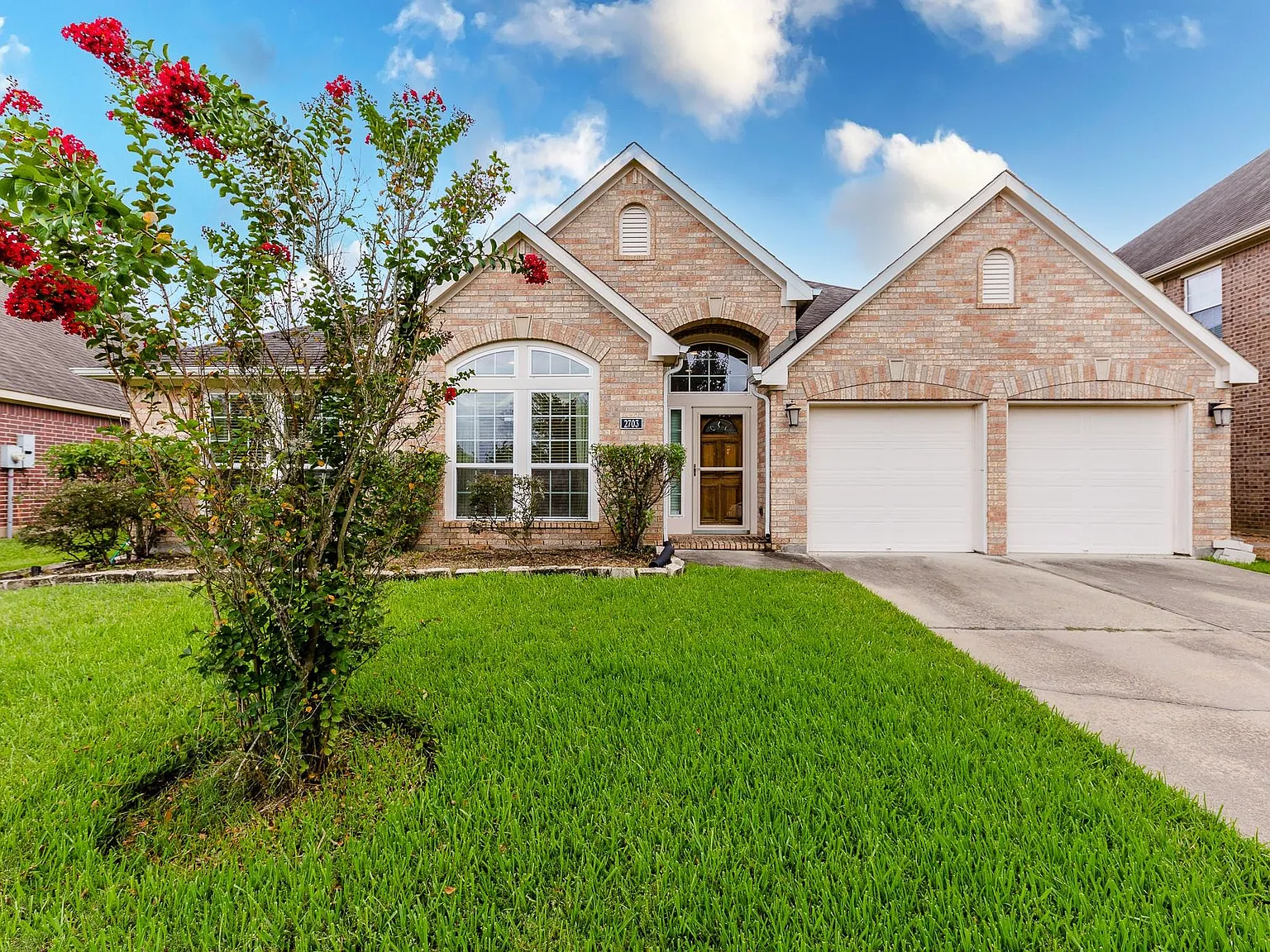 4 bed, 3.0 bath, 2523 sqft, $2,800 — Photo 2