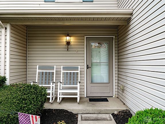 3rd image of 211 Barnard Ct #B