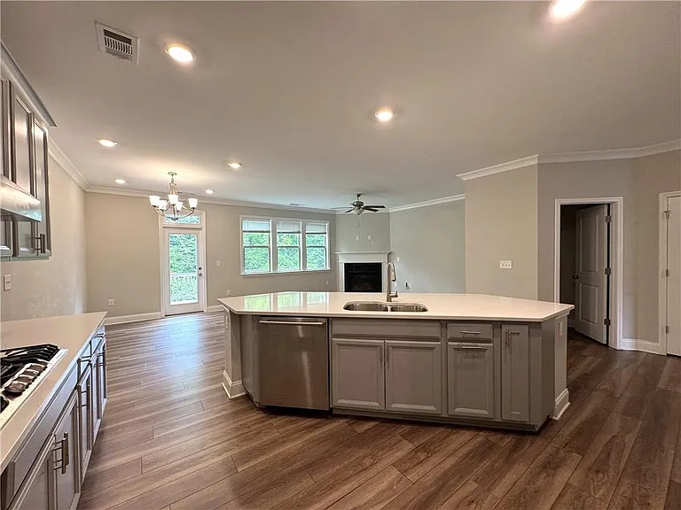 1468 Edgebrook Ct NE — Photo 10