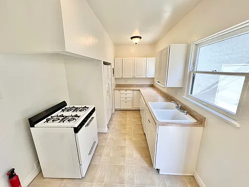 Charming Belmont Shore 2BD/1BA in Spanish-Style Duplex | Garage Included Photo 1