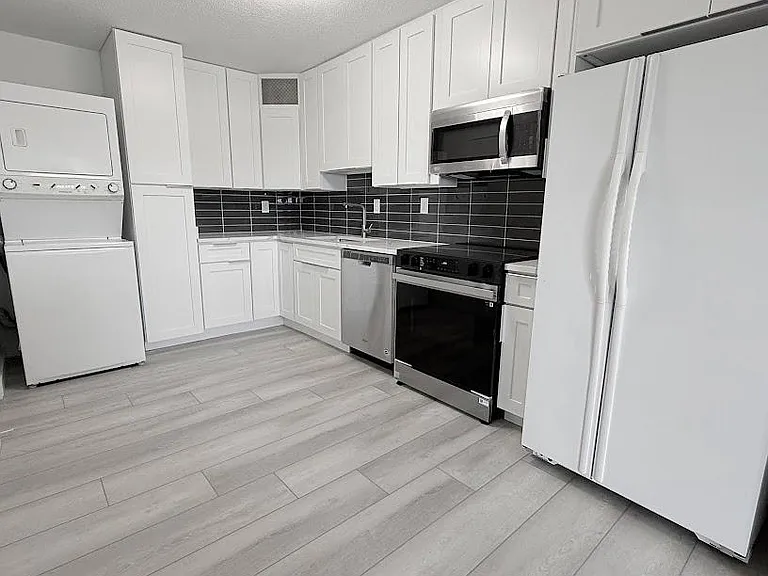 205 Yoakum Pkwy #1004 — Photo 3