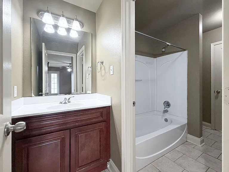 Juban Courts Condos — Photo 12