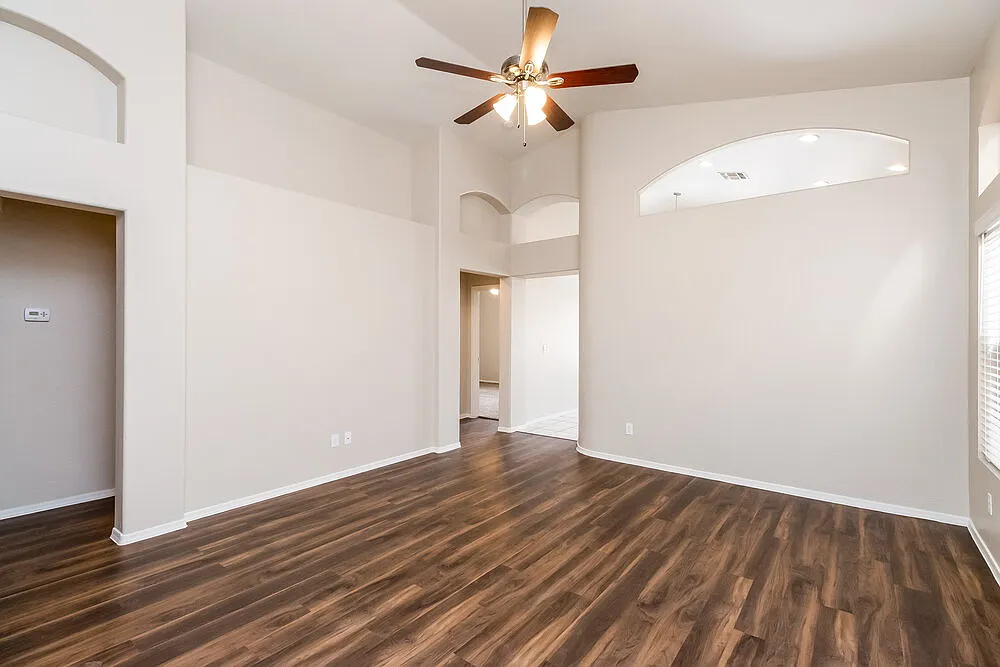3 bed, 2.0 bath, 1310 sqft, $2,020 — Photo 4