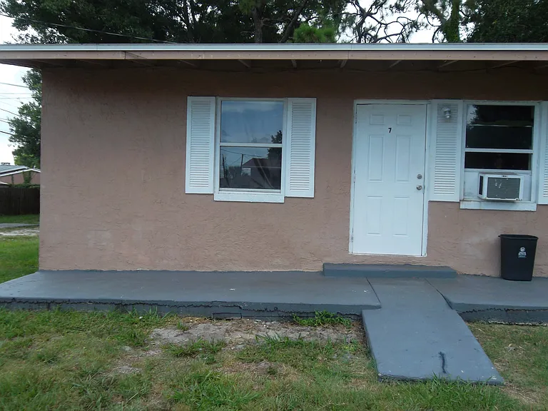 935 Koch St — Photo 1