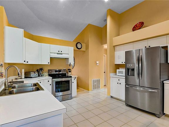 3rd image of 22394 FOUNTAIN LAKES BLVD
