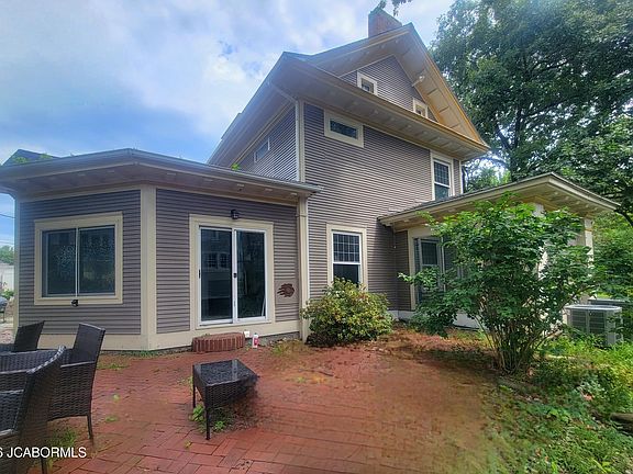 3rd image of 829 Court St