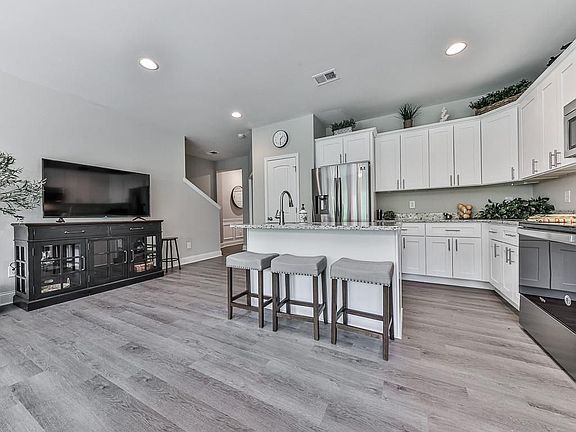 5th image of 24 Hood Park Ct