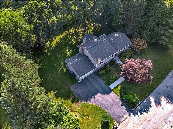 5th image of 27 Rosewood Dr