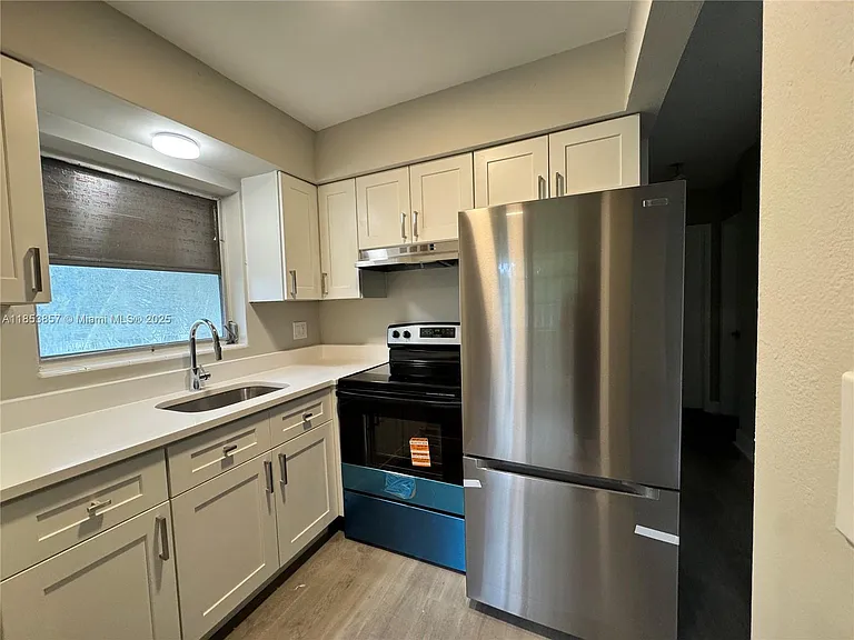 4317 NE 21st Ave #7 — Photo 2