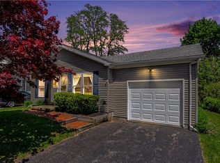 98 Dewberry Dr, Rochester, NY 14622