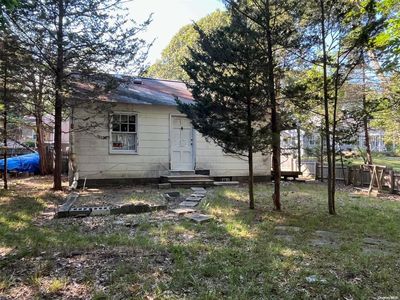 1 Squires Pond Road, Hampton Bays, NY, 11946
