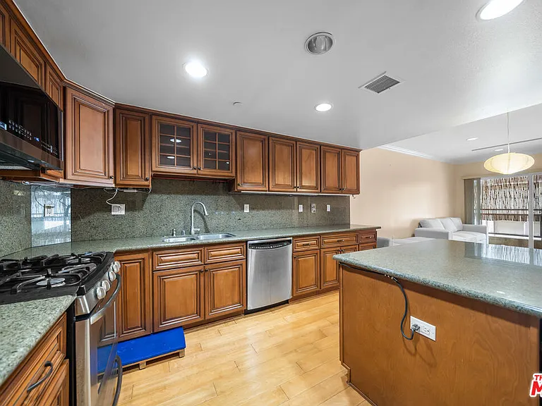 980 S Oxford Ave #202 — Photo 24